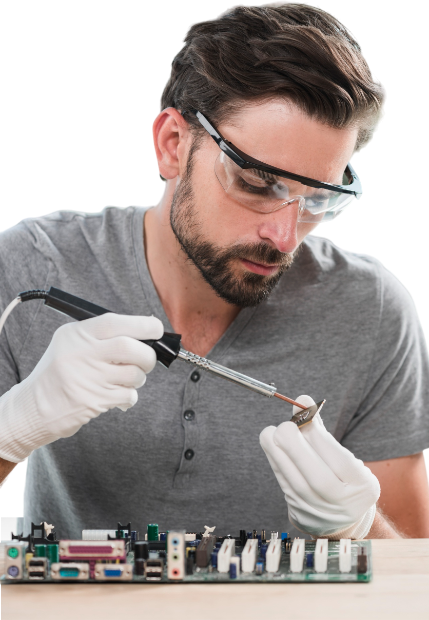 Técnico en reparación de placas informáticas con herramienta en mano trabajando en un chip